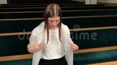 在浸信会教堂祈祷的年轻虔<strong>诚</strong>的妇女。 欧洲大教堂虔<strong>诚</strong>的天主教徒：圣地内部